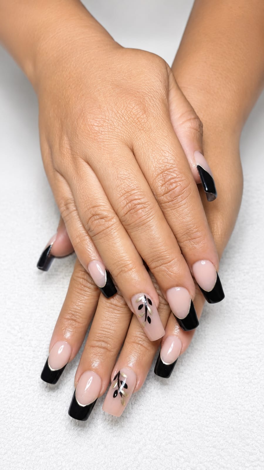 Manicura francesa negra con detalles florales