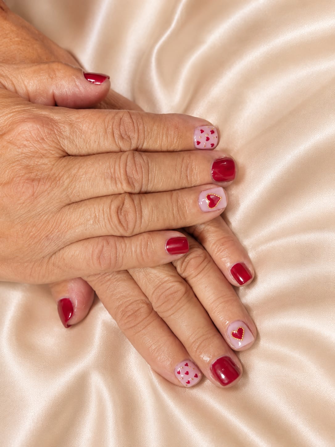 Manicura roja corta con pequeños corazones