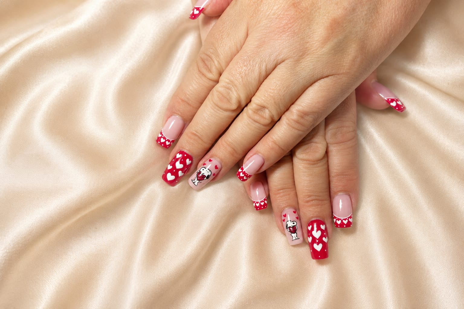 Manicura roja festiva para una ocasión especial